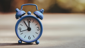 Blue alarm clock representing timing and Ontario employment termination clauses after Baker